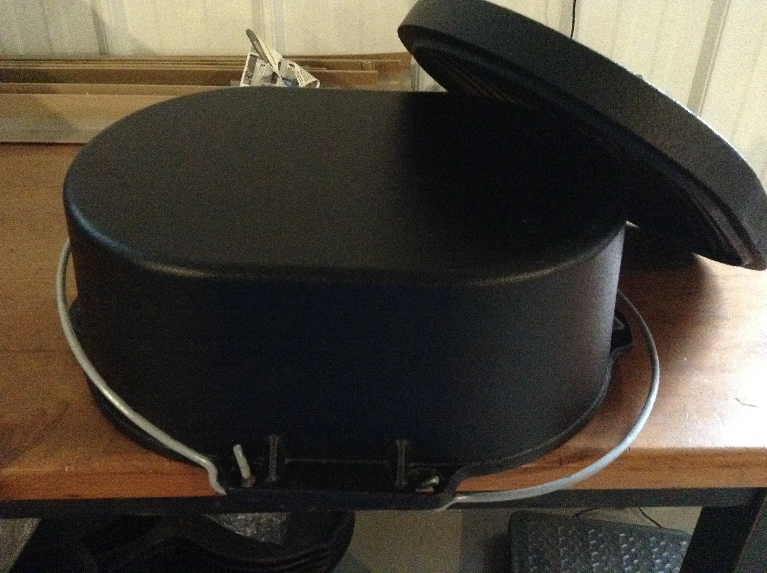 Cast iron Oval Roaster Self-basting lid 10qt Dutch Oven